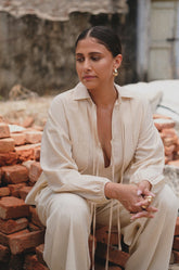 RELAXED V-OPEN PLEATED BLOUSE