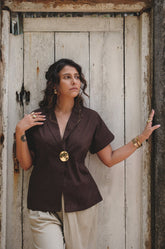 RELAXED SHORT SLEEVE TAILORED TOP - BROWN