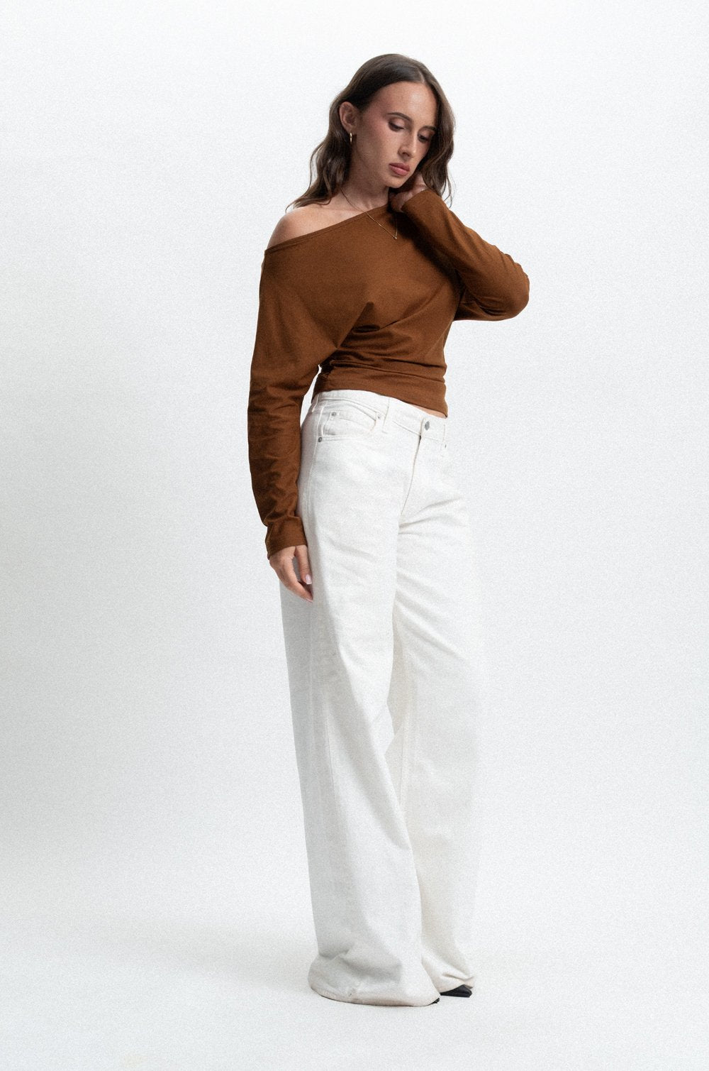ASYMMETRICAL OFF-SHOULDER TOP - BROWN