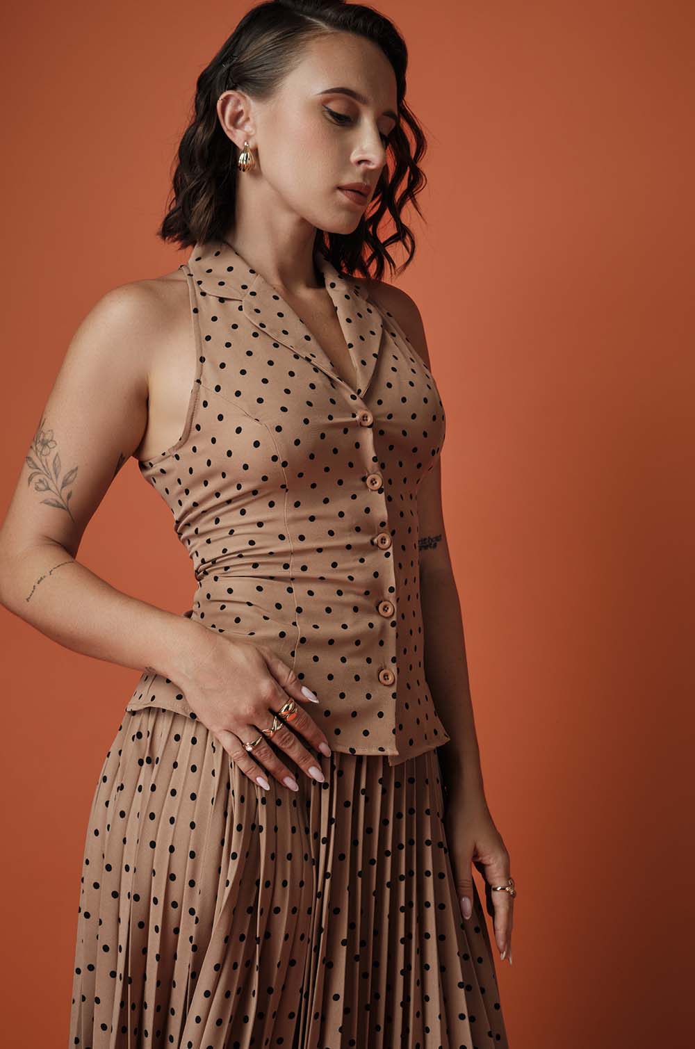 CINCHED WAIST SLEEVELESS TOP - BROWN