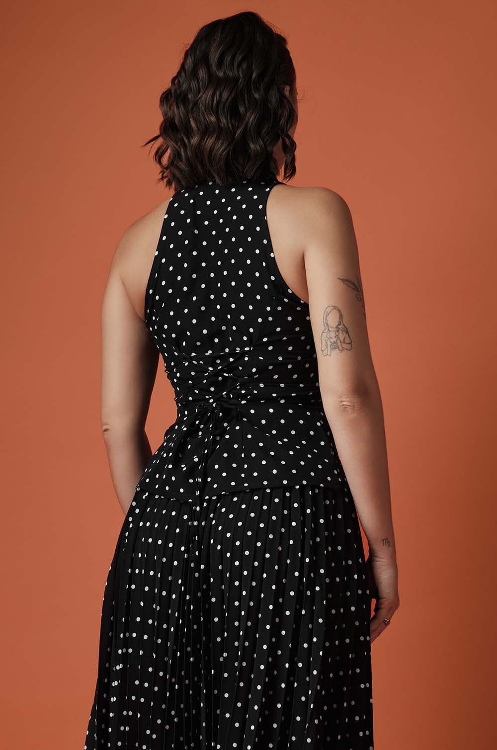 CINCHED WAIST SLEEVELESS TOP - BLACK