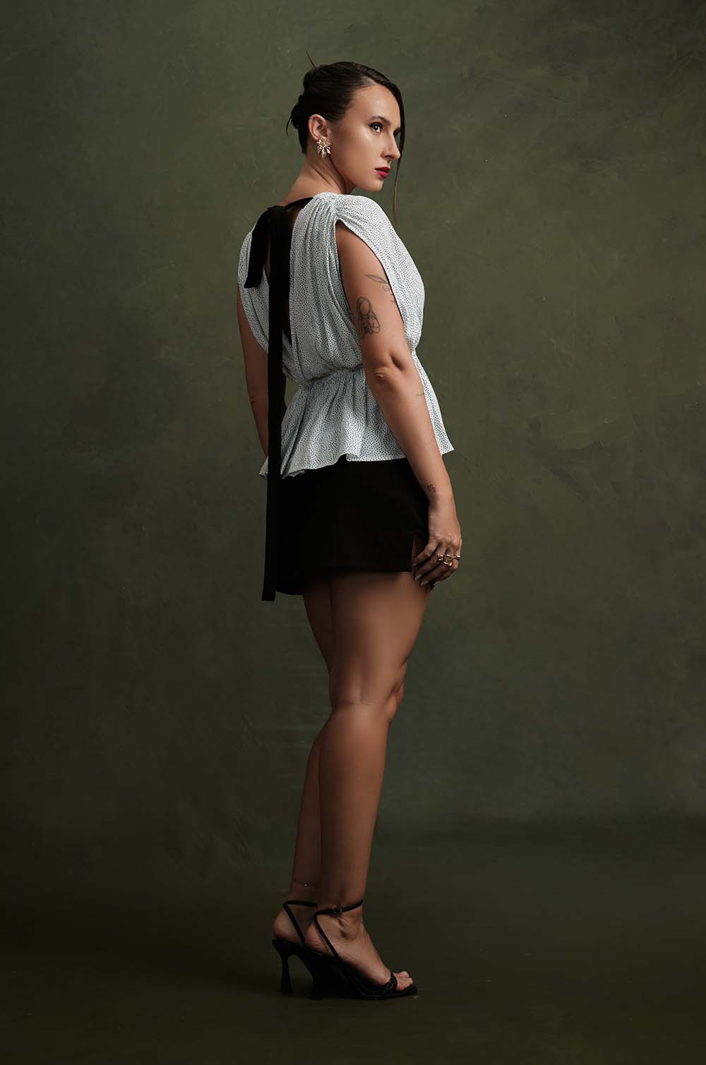GATHERED WAIST V NECK TOP