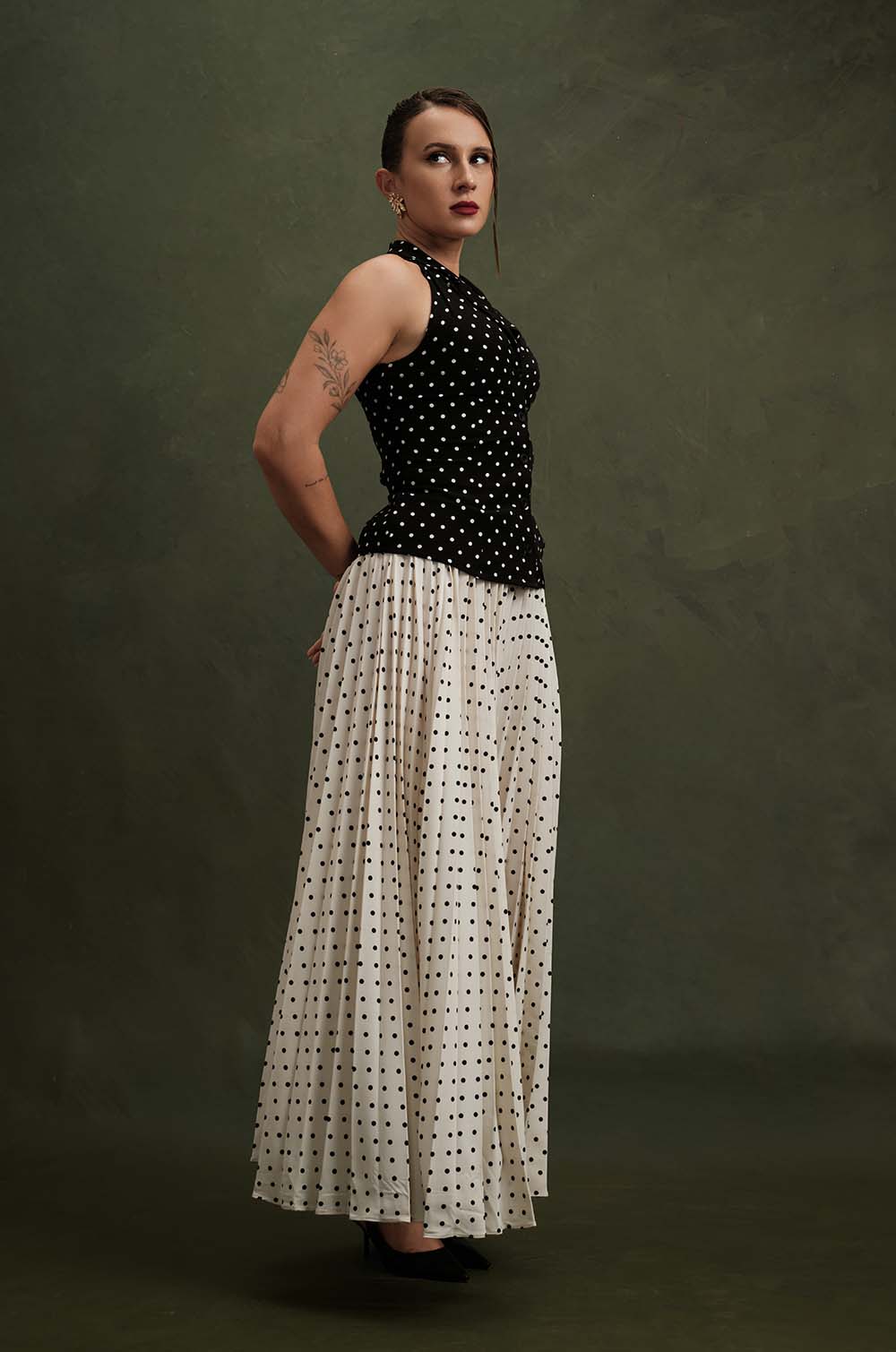CINCHED WAIST SLEEVELESS TOP - BLACK