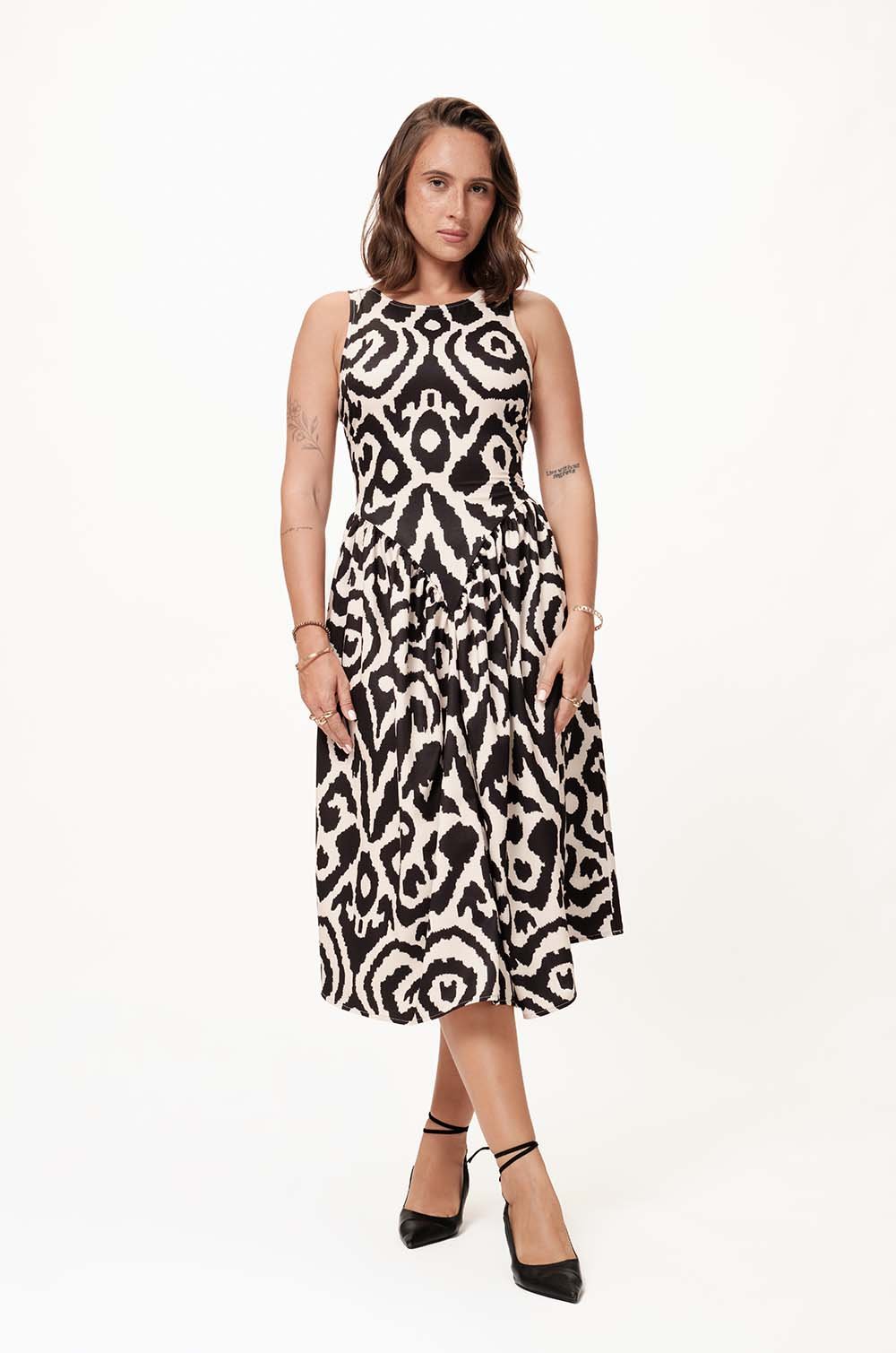 CINCHED WAIST PRINTED MIDI DRESS - BLACK