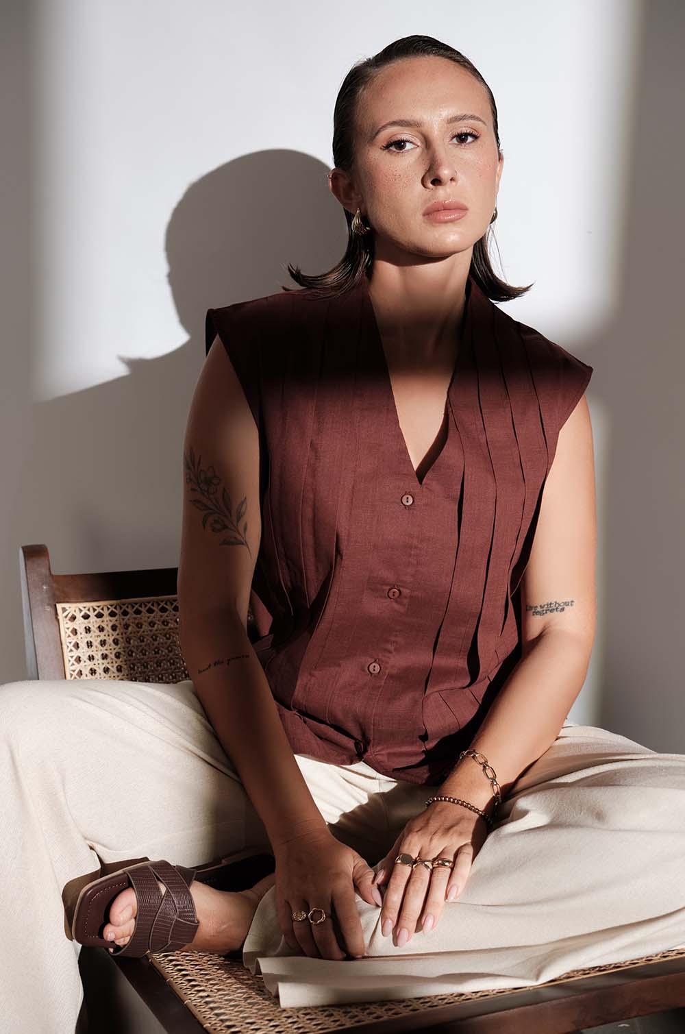 PLEAT DETAILED V NECK TOP - BROWN