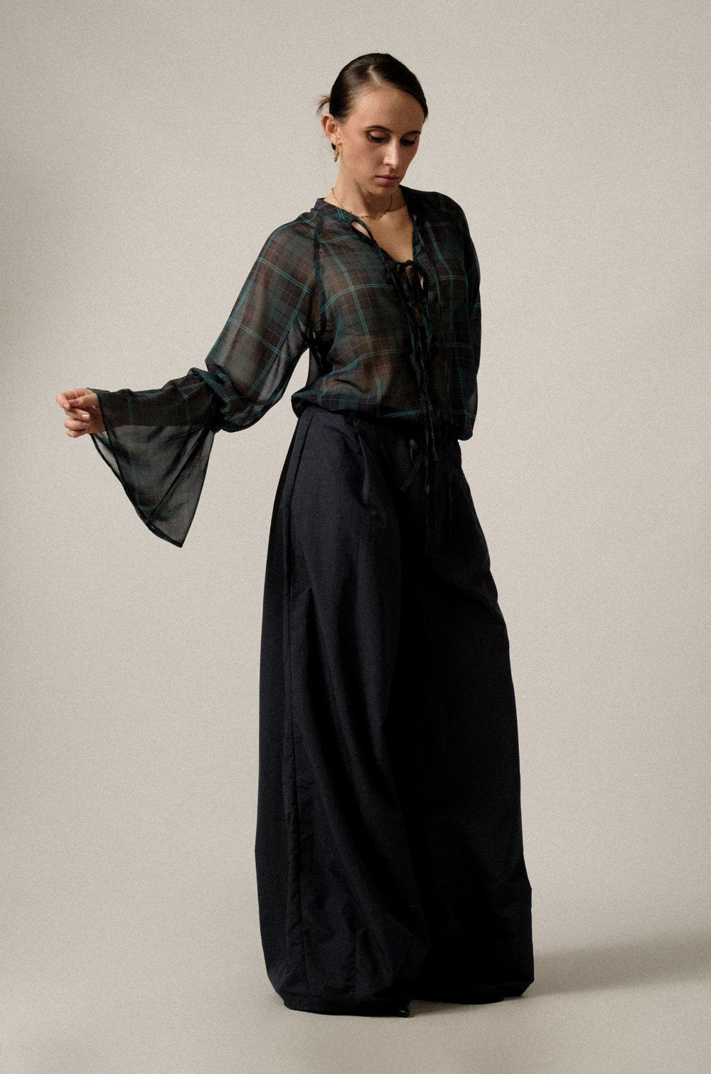 VOLUMINOUS FRONT NECK-TIE TOP