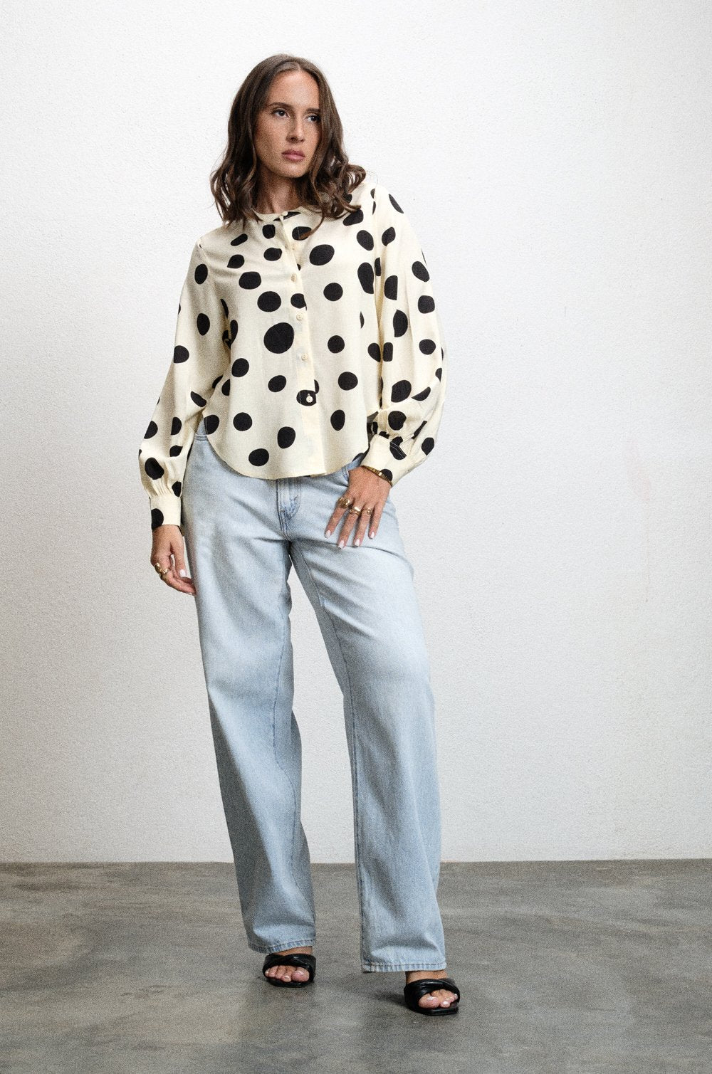 CURVED HEM BALLOON SLEEVE SHIRT