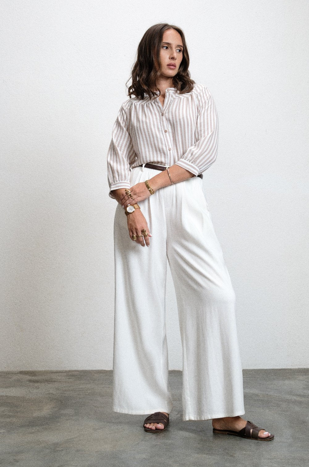 NOTCH NECKLINE TOP - BROWN