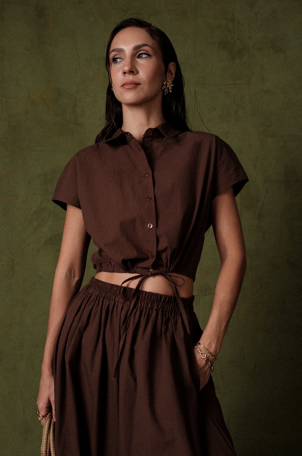 EXTENDED SHOULDER CROPPED SHIRT - BROWN