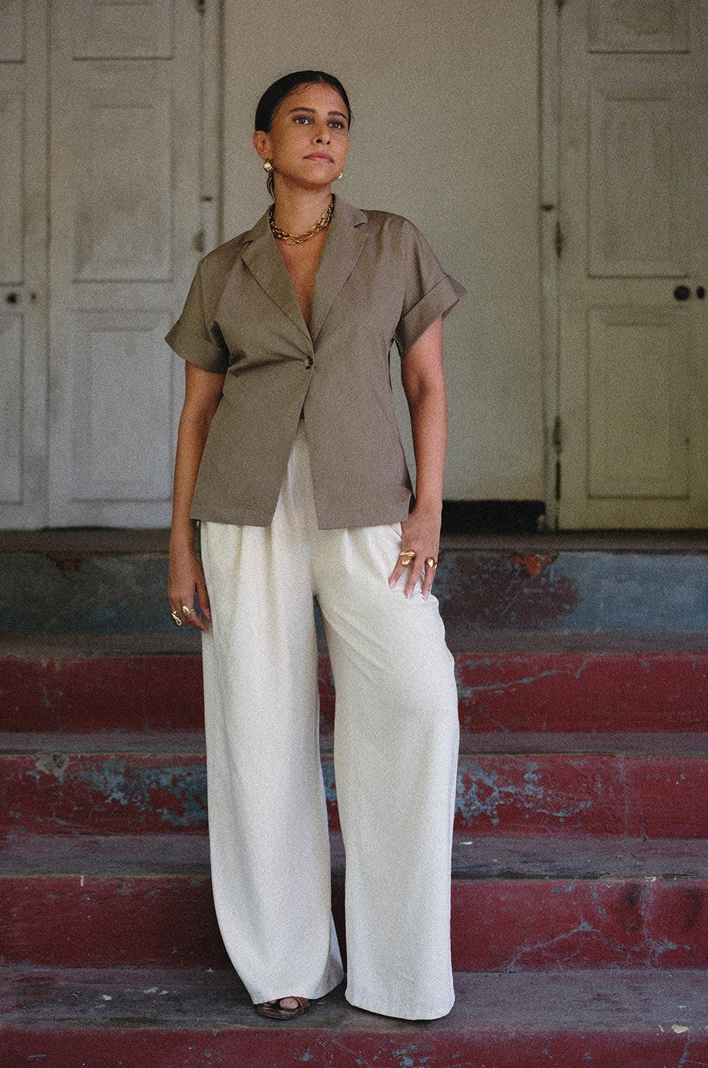 RELAXED SHORT SLEEVE TAILORED TOP - KHAKI