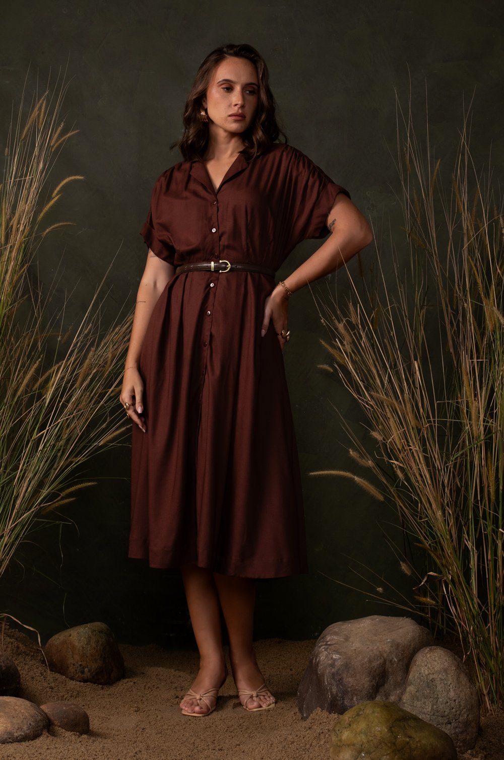 GATHERED SHOULDER MIDI DRESS - BROWN