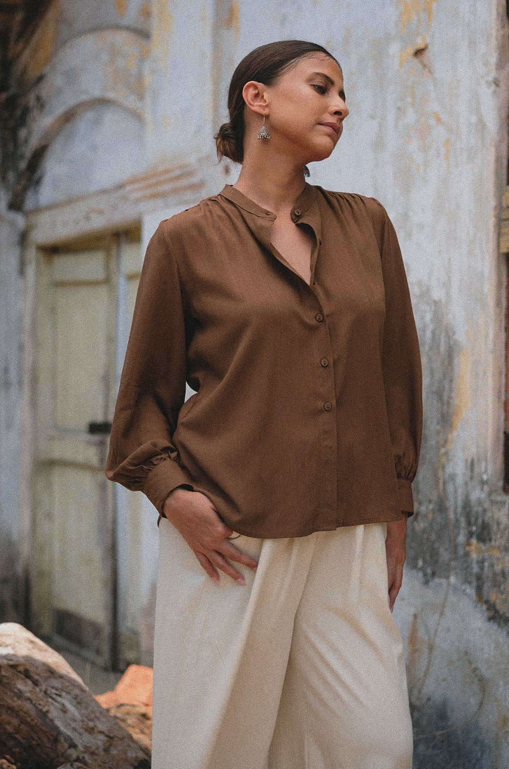 PUFF SLEEVE RELAXED SHIRT - BROWN