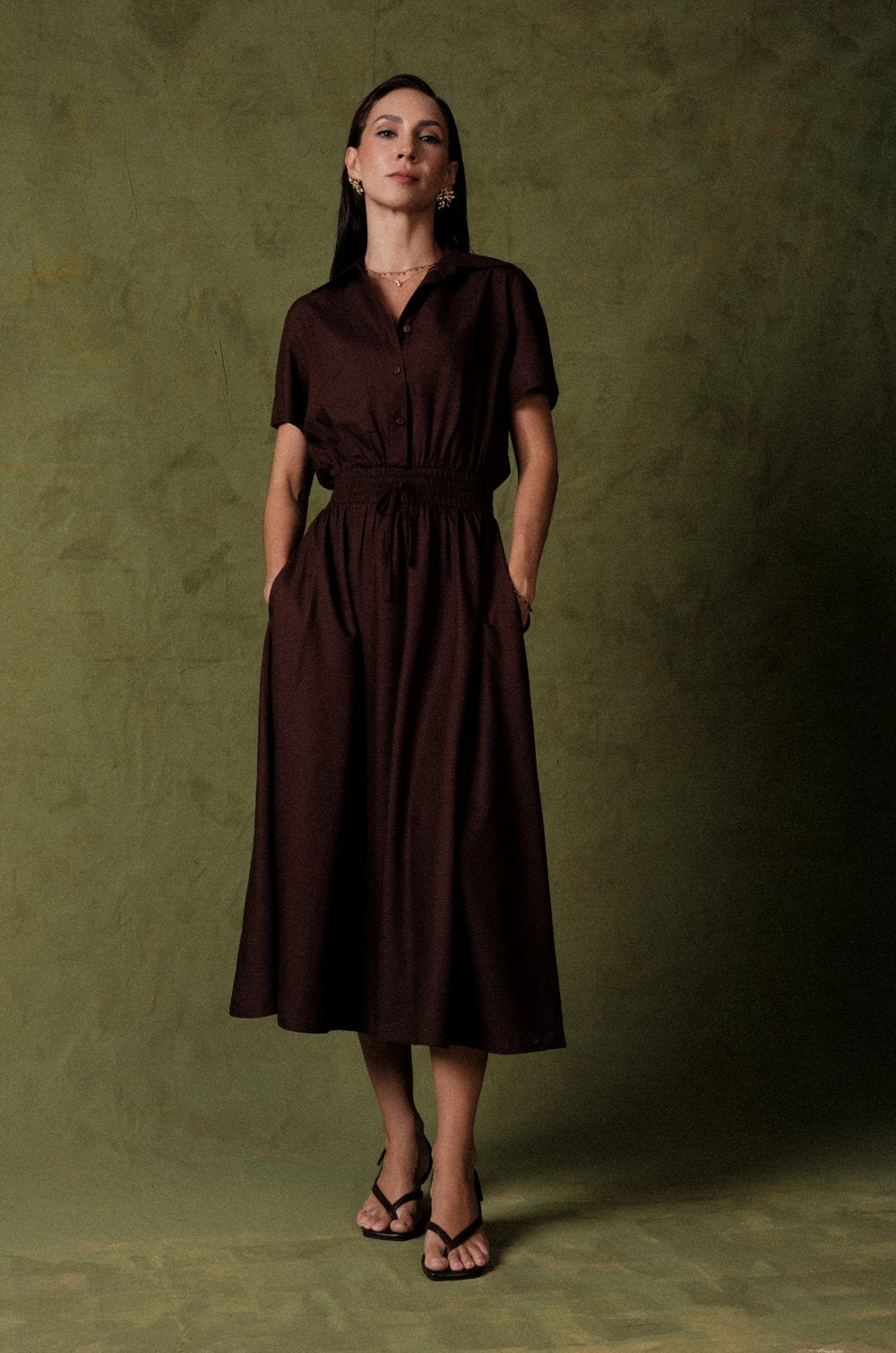 MIDI SHIRT DRESS WITH GATHERED WAIST - BROWN